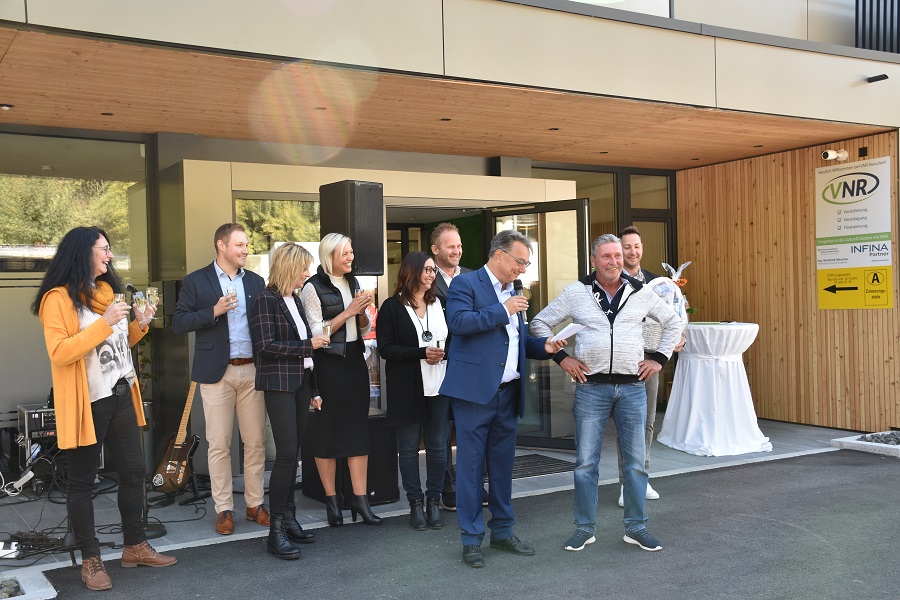 Ein Dankesch&ouml;n gab es f&uuml;r Emmerich Bieler, die gute Seele am Bau.