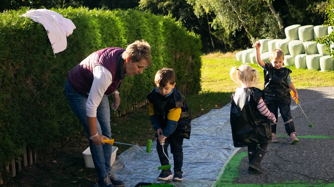 Die bemalten Stra&szlig;en bedeuten: Hier sind Kinder unterwegs. Foto: KEM Nockregion