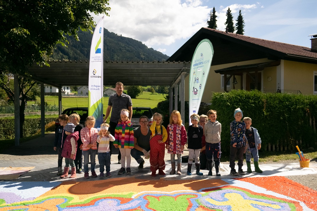 Die bemalten Stra&szlig;en bedeuten: Hier sind Kinder unterwegs. Foto: KEM Nockregion