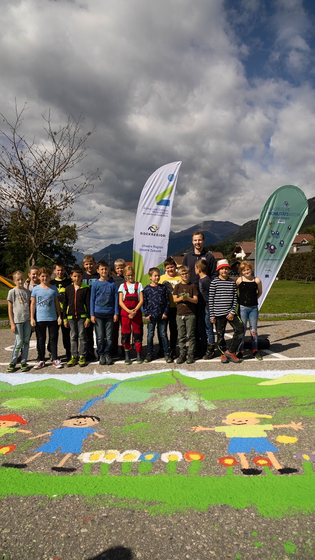 Die bemalten Stra&szlig;en bedeuten: Hier sind Kinder unterwegs. Foto: KEM Nockregion