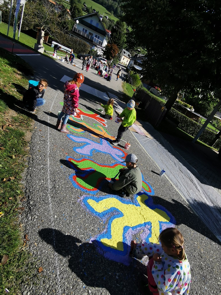 Die bemalten Stra&szlig;en bedeuten: Hier sind Kinder unterwegs. Foto: KEM Nockregion