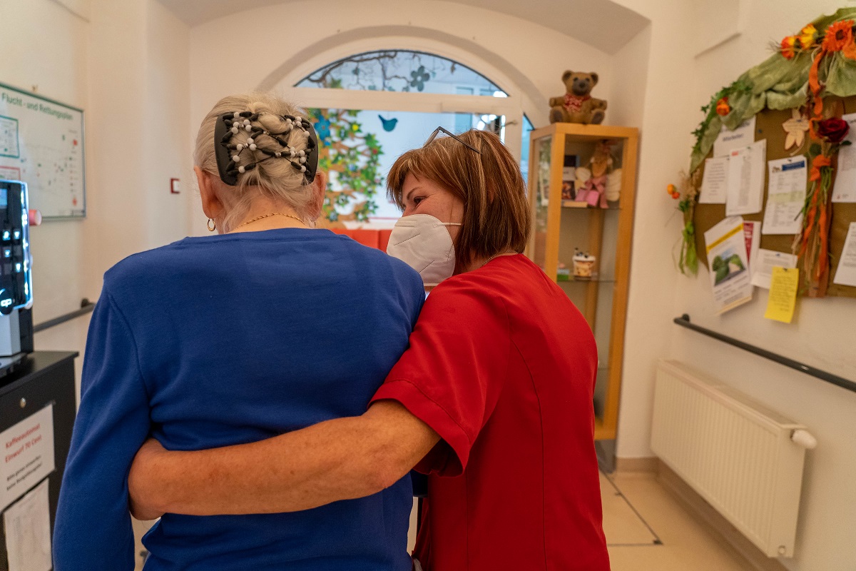 Christa Berger mit einer Bewohnerin beim Gehtraining