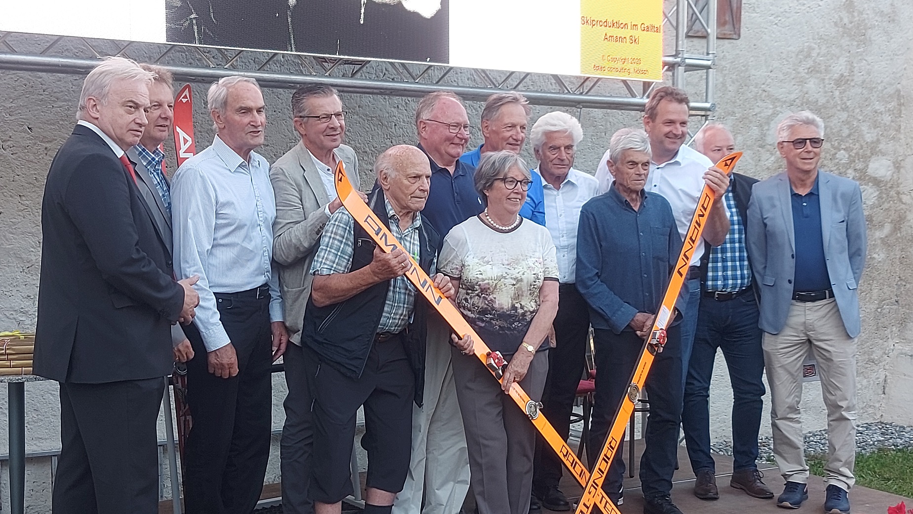 Sie w&uuml;rdigten das Lebenswerk von Skiproduzenten Alfred Amann. V. l.:  BH Heinz Pansi, Bgm. Leopold Astner, Stefan Sodat, Karl Schnabl, Volker Schmidt, Franz Klammer, Max Werner, Dieter M&ouml;rtl, Michael Rohr und Kurt Thelesklaf. Vorne: Fritz S&ouml;lle, Felizitas