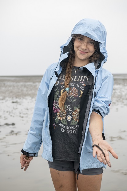 Elena ekelt sich auch nicht vor einem Wattwurm.