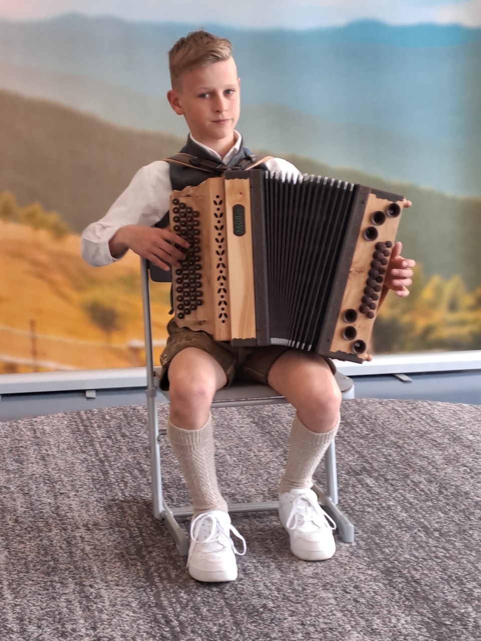 Matthias M&ouml;&szlig;ler aus Gm&uuml;nd  ist meisterhaft auf der Harmonika.