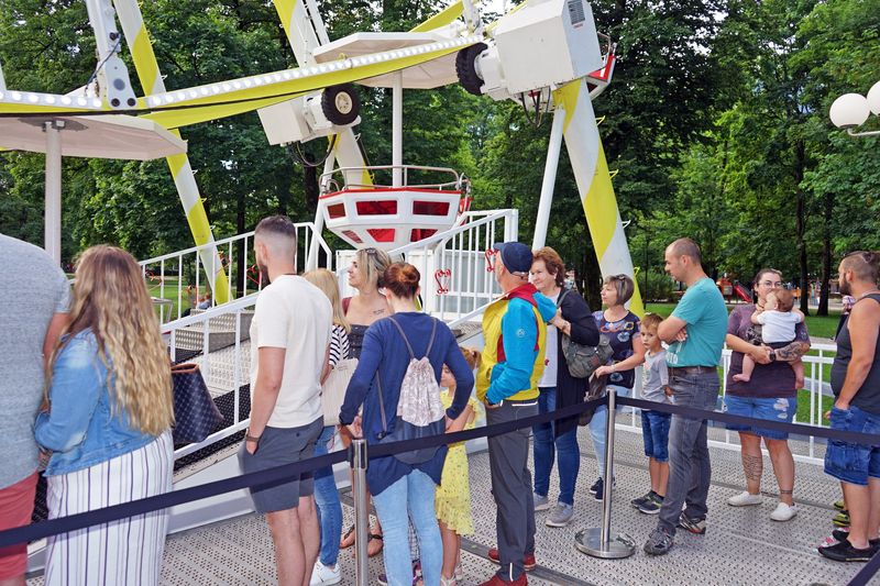 B&uuml;rgermeister Gerhard K&ouml;fer mit den allerersten Riesenrad-Fahrg&auml;sten
