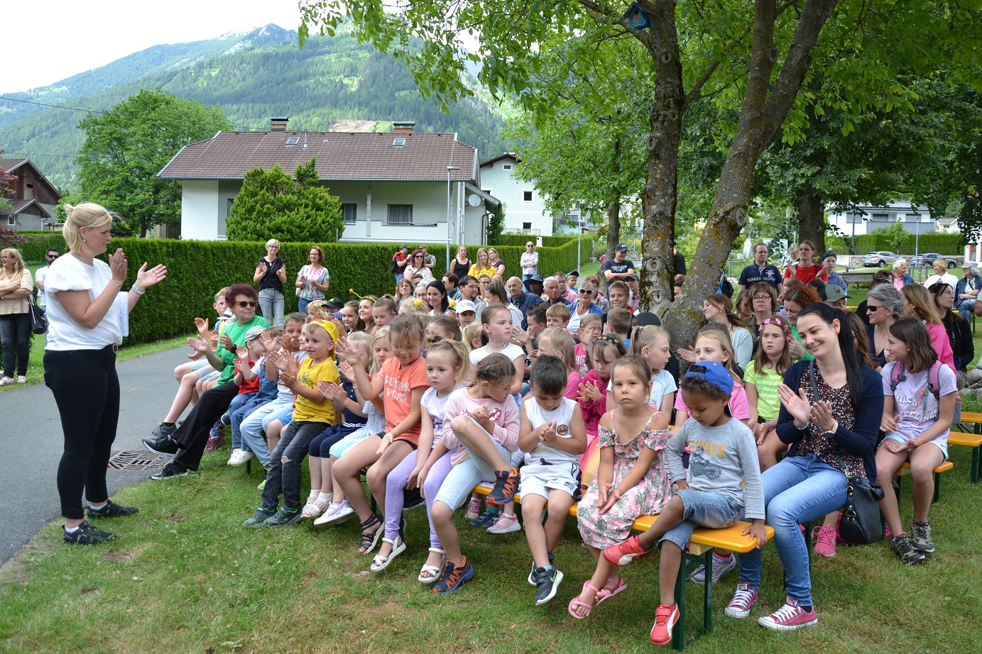 Unter reger Beteiligung der Bev&ouml;lkerung fand die Er&ouml;ffnung des Bienenlehrweges statt.