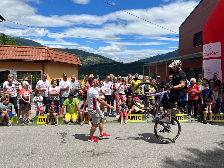Eine beeindruckende Bike Stuntshow zeigte Radprofi Stefan M&uuml;ller. Da staunten die kleinen und gro&szlig;en G&auml;ste &uuml;ber die coolen Tricks.