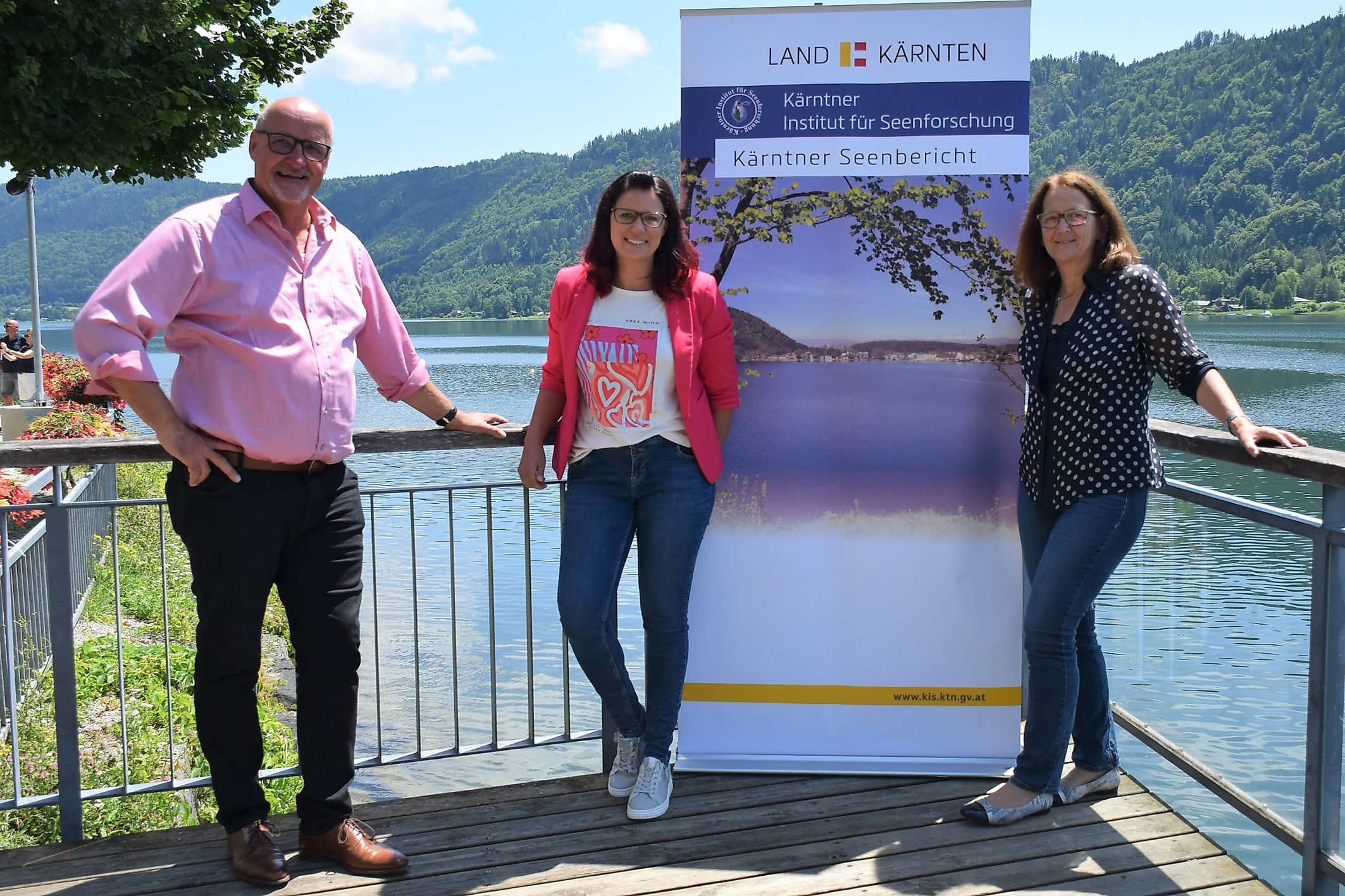 Der 37. K&auml;rntner Seenbericht attestiert den K&auml;rntner Seen erneut eine gute Wasserqualit&auml;t. V. l.: Bgm. Klaus Glanznig (Ossiach), LR Sara Schaar und Roswitha Fresner (K&auml;rntner Institut f&uuml;r Seenforschung). Foto: B&uuml;ro Schaar