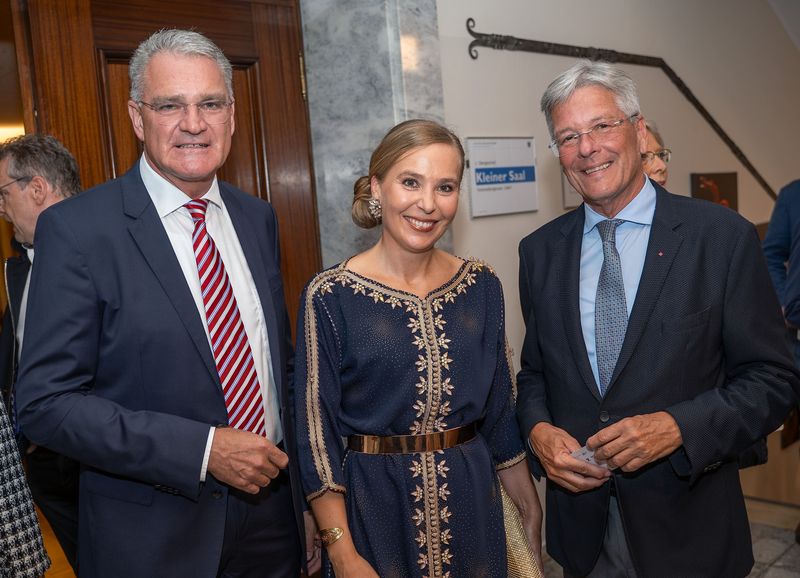 LH Peter Kaiser bei der Er&ouml;ffnung "La Guitarra Esencial" in Millstatt mit Intendantin Julia Malischnig und B&uuml;rgermeister Alexander Thoma. Foto: LPD K&auml;rnten/Steinacher