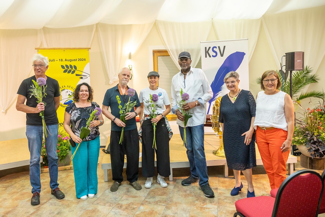 V. l.: Hans Haider (Verein Erinnern Villach), Katharina Springer, Werner Koroschitz, Daniela Kocmut, Musiker Jon Sass, Intendantin Helga P&ouml;cheim und Silke Z&ouml;ckler vom Via-Team. Foto: alutche-photography