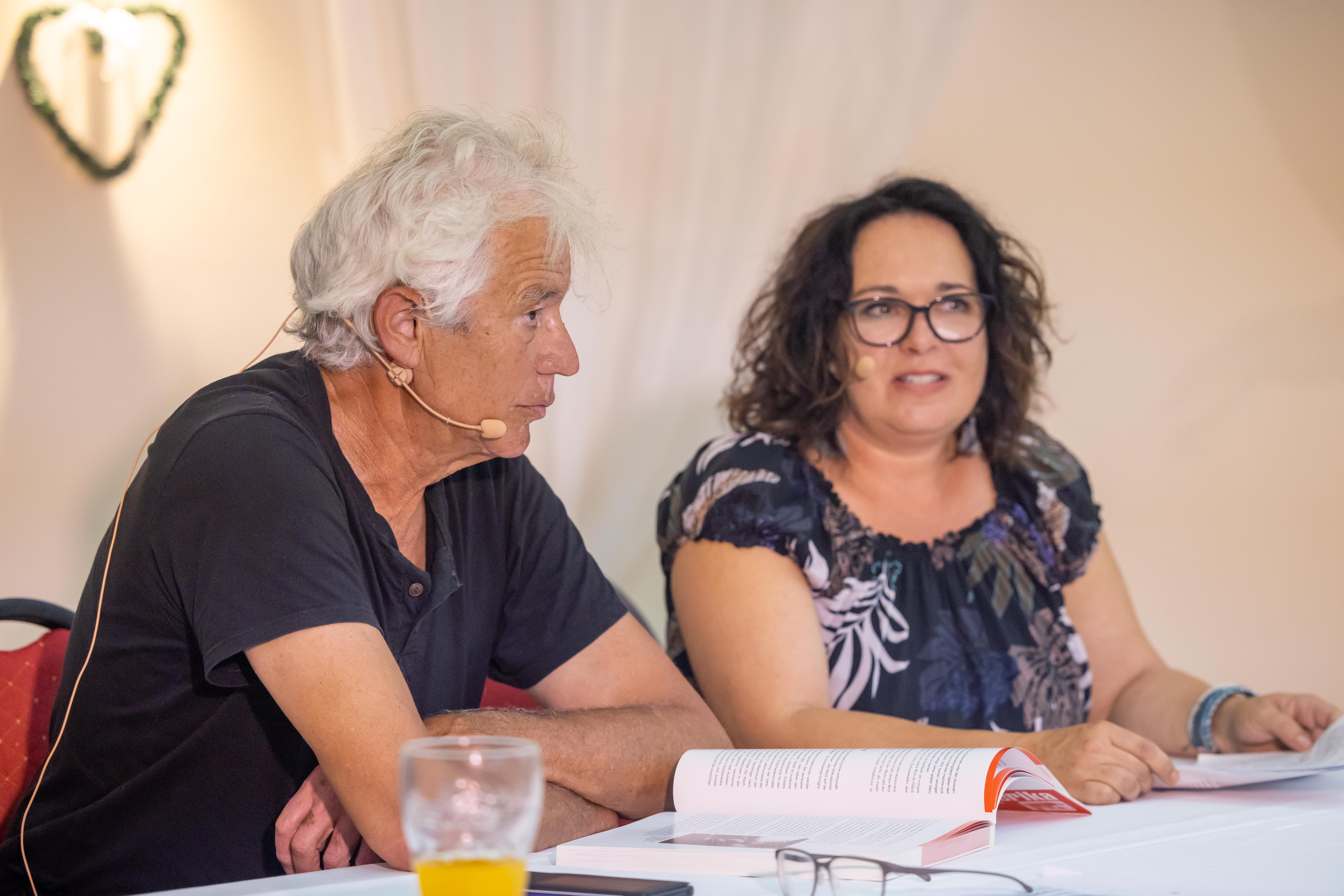 Am Podium: Werner Koroschitz und Moderatorin Katharina Springer