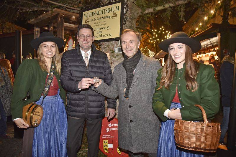 Bgm. Aschbacher mit Bgm. Auinger und zwei Marketenderinnen der Katschtaler Trachtenkapelle.