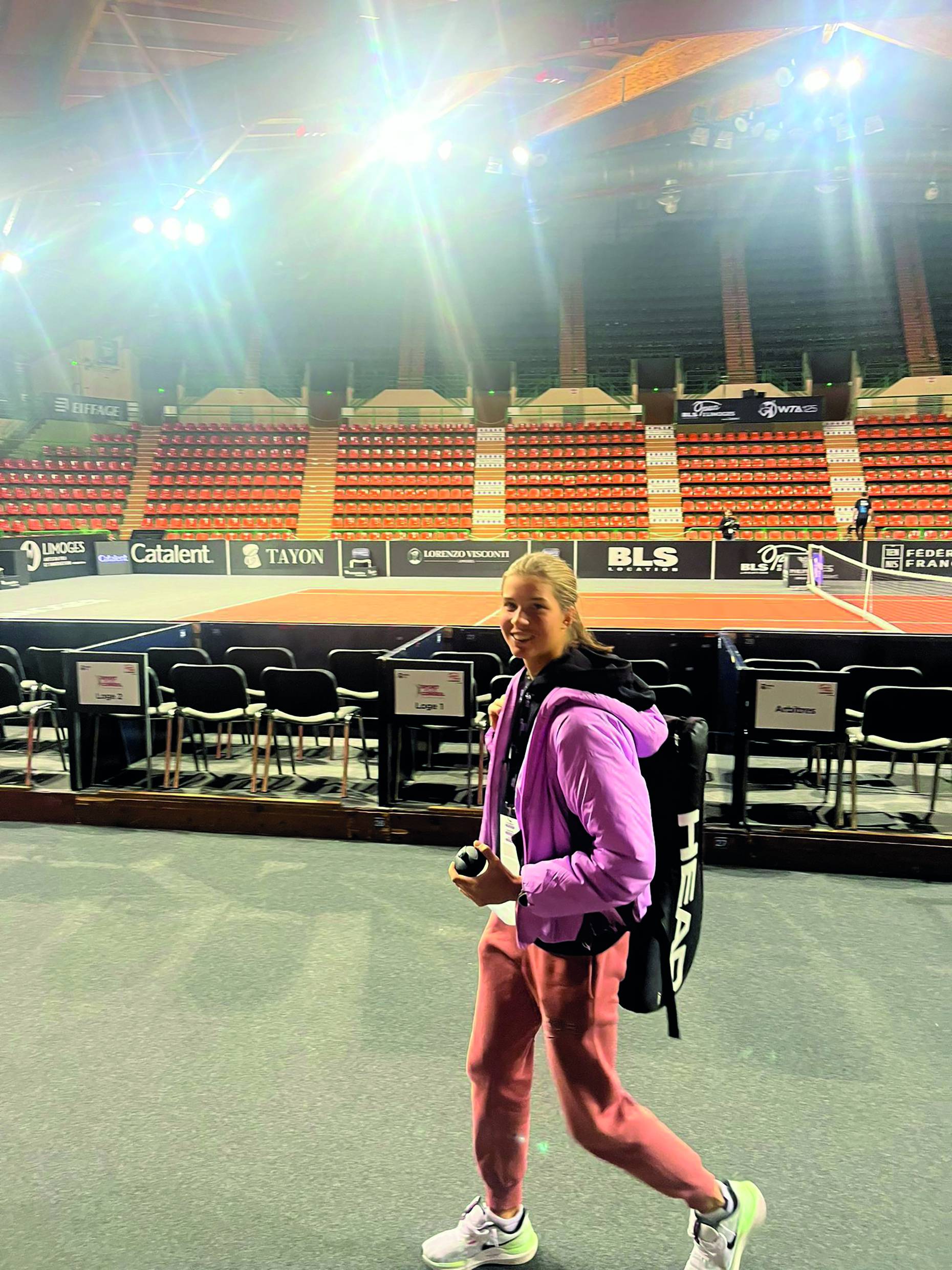 Die 16-j&auml;hrige Lienzerin auf dem Weg zum Centercourt.