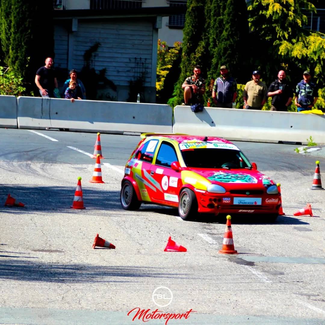 Mit ihrem Opel &bdquo;G&ouml;sser&ldquo; Corsa sorgen die Domenigs beim Automobil-Slalom f&uuml;r Furore.