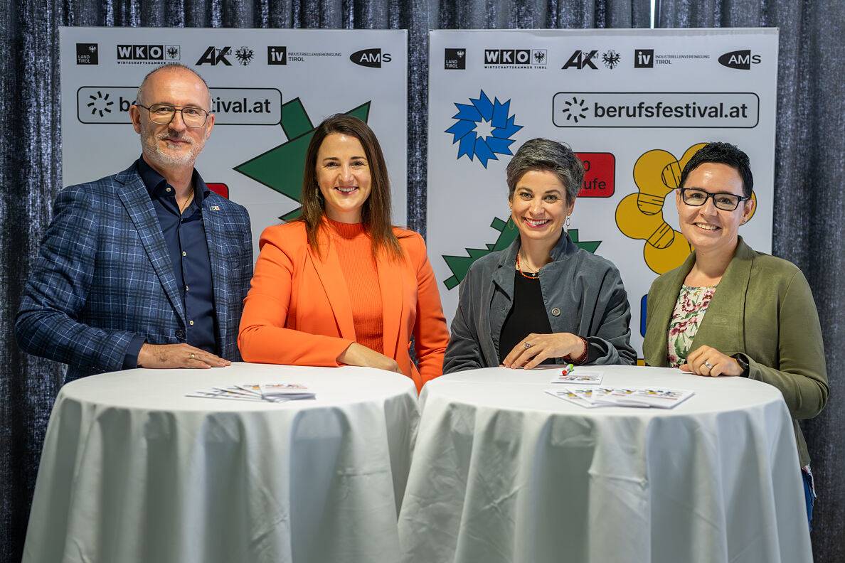 AK-Bezirkskammer Lienz Leiter Wilfried Kollreider, Landesr&auml;tin Astrid Mair, WK-Bezirksobfrau Lienz Michaela Hysek- Unterweger, AMS-Gesch&auml;ftsstelle Lienz Leiterin Barbara Grain (v.l.). Foto: WKO Lienz/Brunner Images