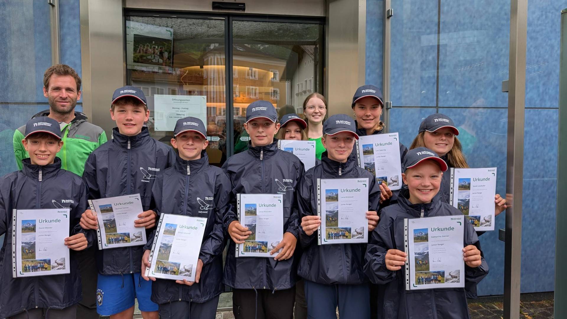 Die Junior-Ranger:innen 2025 mit ihrem Betreuer und Ausbilder Christoph Dietermair und den Abschlusszertifikaten. Foto: NPHT/Kurzthaler
