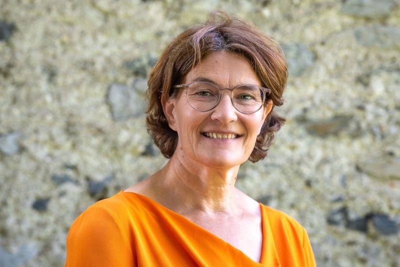 Geopark-Chefin Gerlinde Krawanja-Ortner f&uuml;hrt durch den Ortskern von Mauthen. 
Foto: Via Iulia Augusta/Andras Lutche, Luftstreich