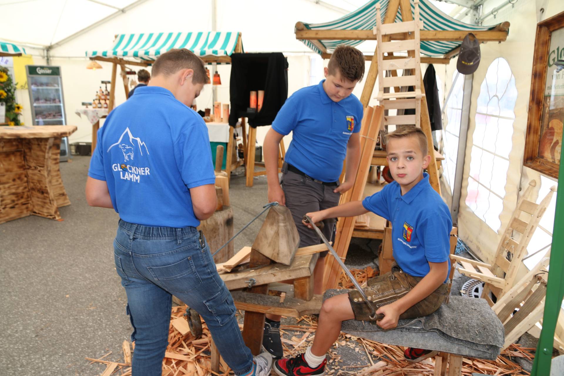 Die jungen Burschen zeigten altes Handwerk, wie das Schindel-klieben. Marko Kramser, Christian Krapfl und Lukas Grischenig.