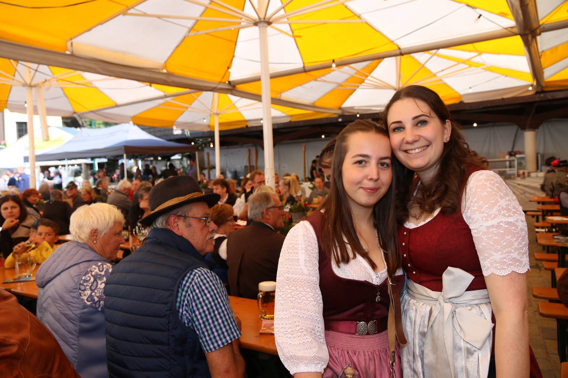 Philomena Sauper und Victoria Granitzer vor dem vollen Festzelt.