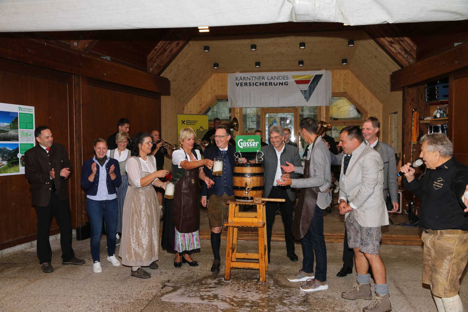 Bieranstich mit ORF-Landesdirektorin Karin Bernhard und Bezirkshauptmann Markus Lerch und den Ehreng&auml;sten Bgm. Marika Lagger-P&ouml;llinger, Bgm. Michael Maier und LK-Vorstand Hermann Schluder. F&uuml;r musikalische Unterhaltung sorgte die Trachtenkapelle Heiligenblut und die Glocknermusikanten (Bild hinten).
