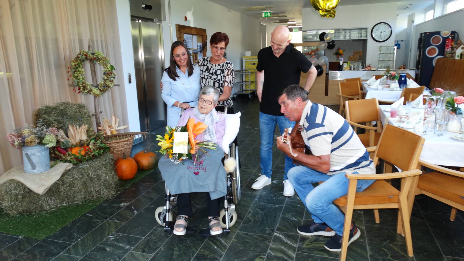 Enkelin Viktoria, Tochter Annelies, Vizeb&uuml;rgermeister Roman Told und Sohn Anton, der die Geburtstagsst&auml;ndchen auf der Gitarre begleitete. Foto: WPH Sillian