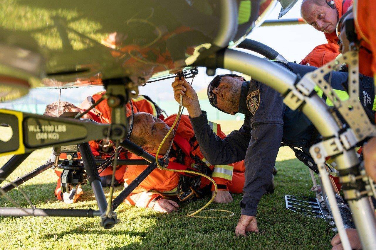 Schlagkr&auml;ftig wurden die &Uuml;bungsszenarien abgearbeitet, Hubschrauber effizient eingesetzt und koordiniert sowie Einsatzerfahrungen ausgetauscht. Foto: Feuerwehr Anras/Simon Kofler