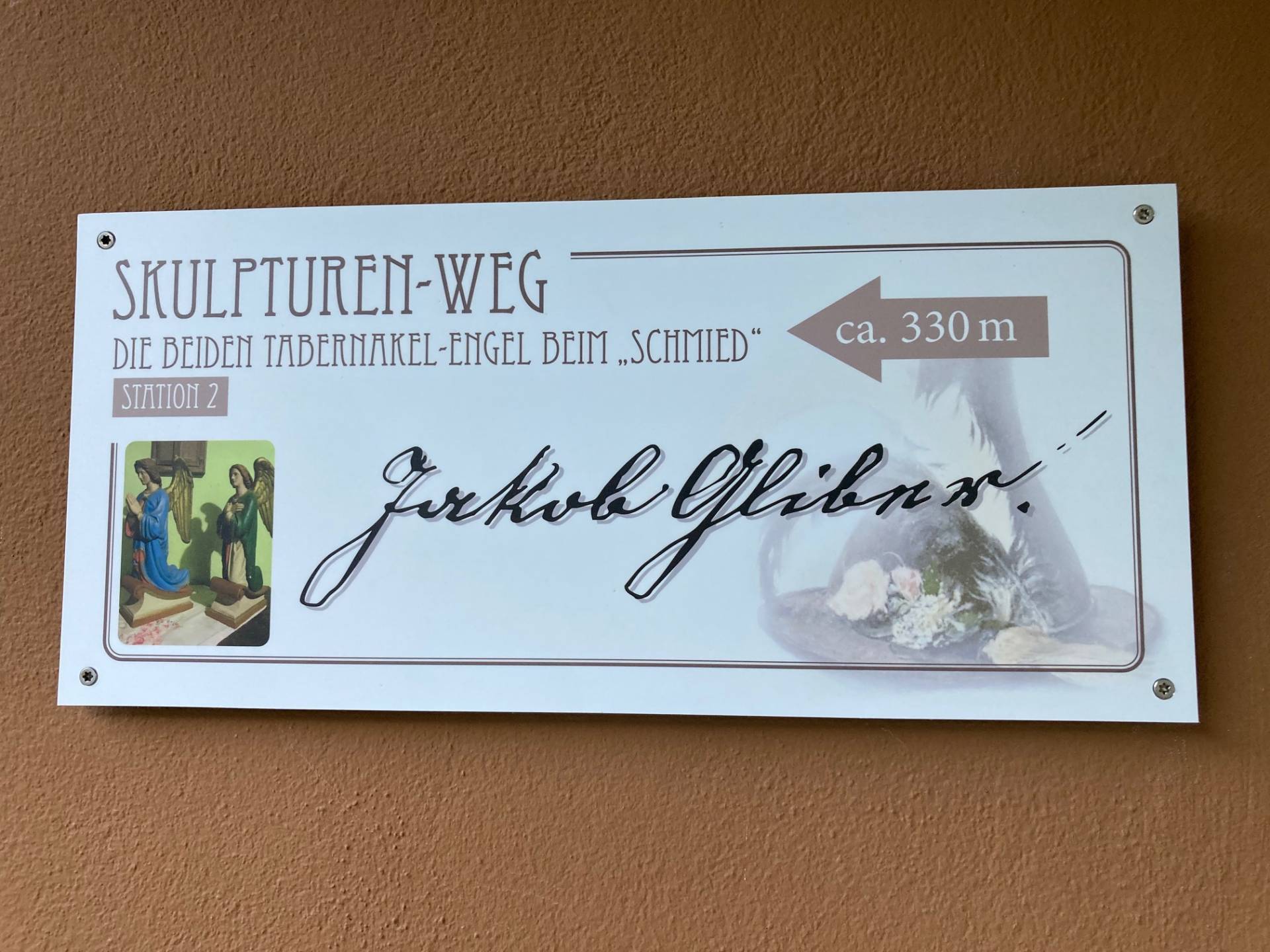 Der Skulpturenweg f&uuml;hrt vom Gemeindehaus in Ainet bis zur Pfarrkirche. Foto: Stangl