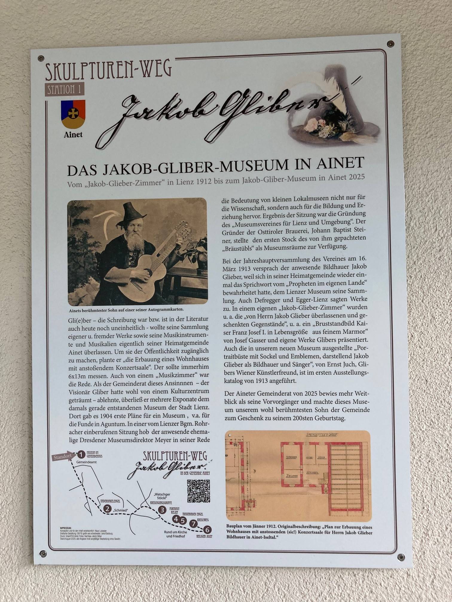 Der Nationals&auml;nger lie&szlig; auch eigene Autogrammkarten drucken, wie hier auf dieser Schautafel. Foto: Stangl