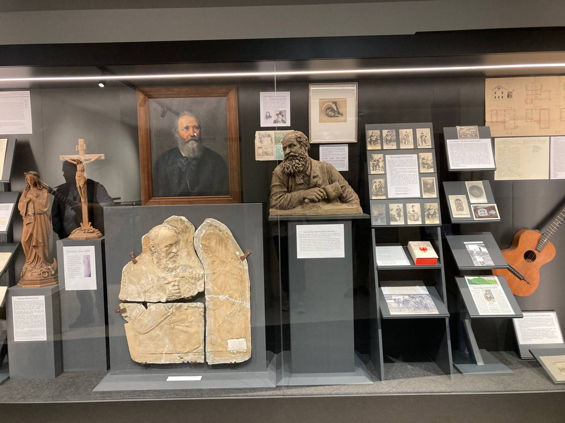 Die Schauvitrine des Jakob Gliber Museums im Foyer des Gemeindehauses mit Originalwerken, Dokumenten und Glibers Gitarre. Foto: Stangl