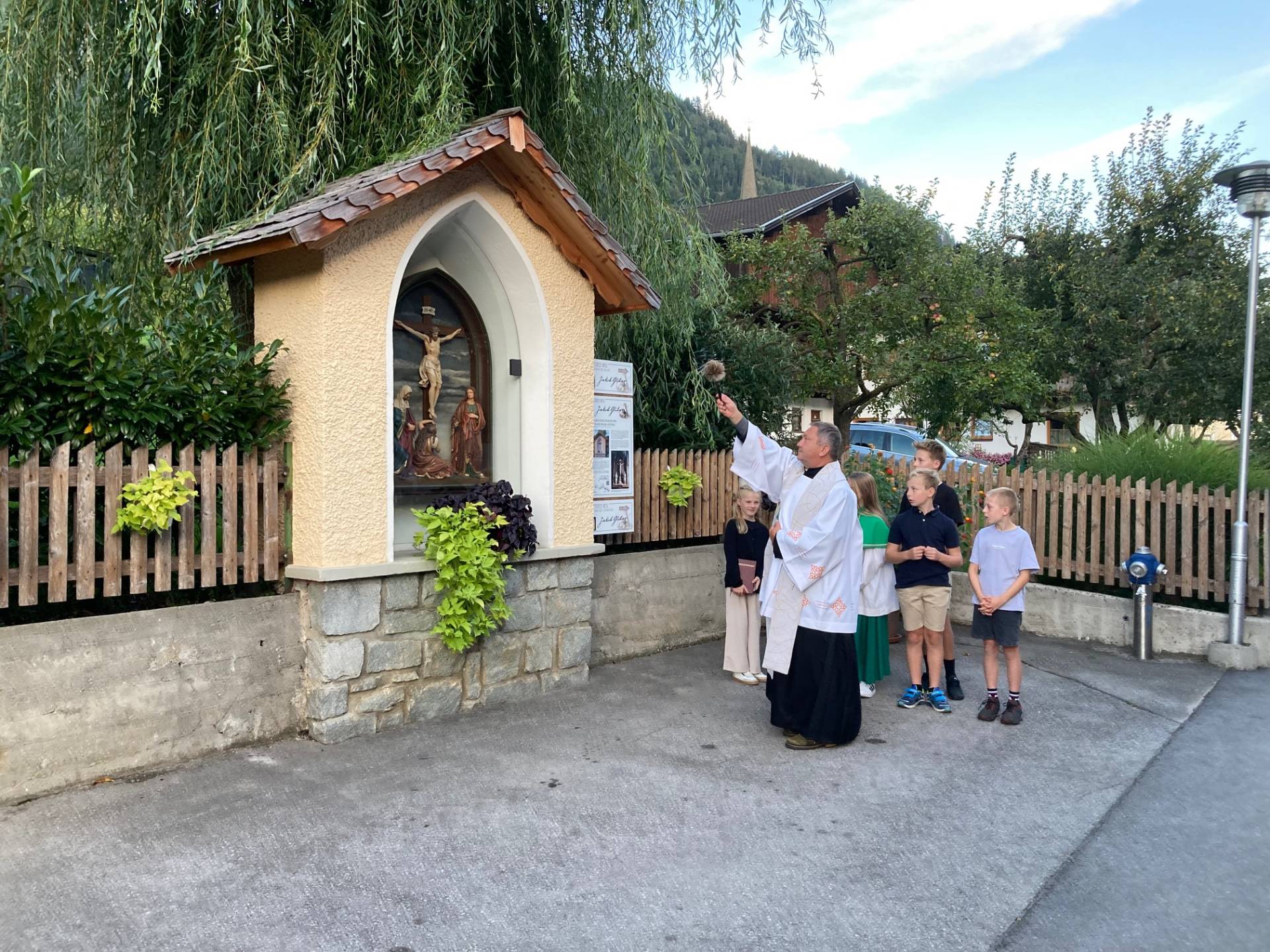 Pfarrer Wieslaw Wesoloski segnete die Stationen des Skulpturenweges. Foto: Stangl