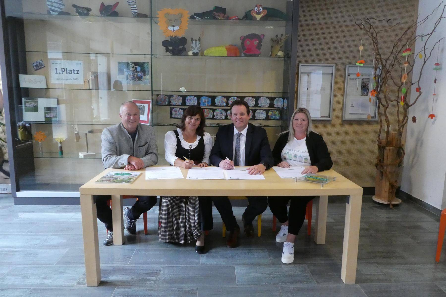 Bei der Vertragsunterzeichnung Ende September in Kals: v.l.n.r NP-Direktor Hermann Stotter, B&uuml;rgermeisterin Erika Rogl, Landesrat Ren&eacute; Zumtobel, Kindergartenleiterin Ramona Bergerwei&szlig; im Rahmen der Unterzeichnung der Vereinbarung in Kals am Gro&szlig;glockner. Foto: NPHT/Jurgeit