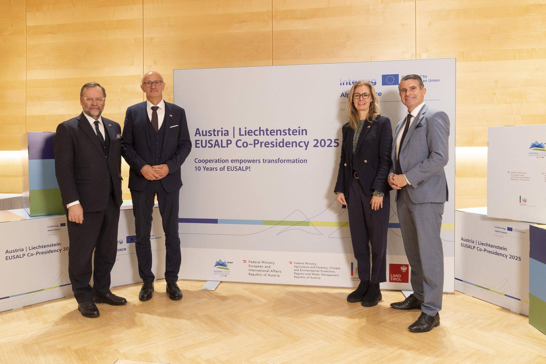 (v.li.): Sepp Schellhorn (Staatssekret&auml;r, &Ouml;sterreich), Anton Mattle (Tirols Landeshauptmann), Sabine Monauni (Regierungschefin-Stellvertreterin des F&uuml;rstentums Liechtenstein) und Eric Bei&szlig;wenger (Staatsminister, Bayern). Foto: Land Tirol/Die Fotografen