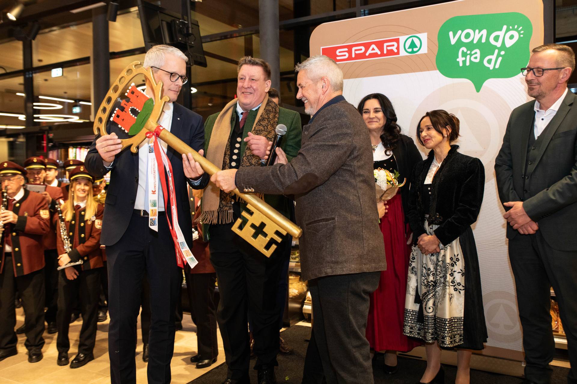 Der Schl&uuml;ssel der Stadtgemeinde f&uuml;r SPAR-Chef Mag. Andreas Ender. Foto: SPAR/gleissfoto