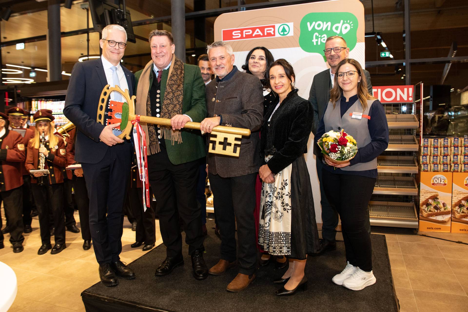 Der Schl&uuml;ssel der Stadtgemeinde f&uuml;r SPAR-Chef Mag. Andreas Ender. Foto: SPAR/gleissfoto