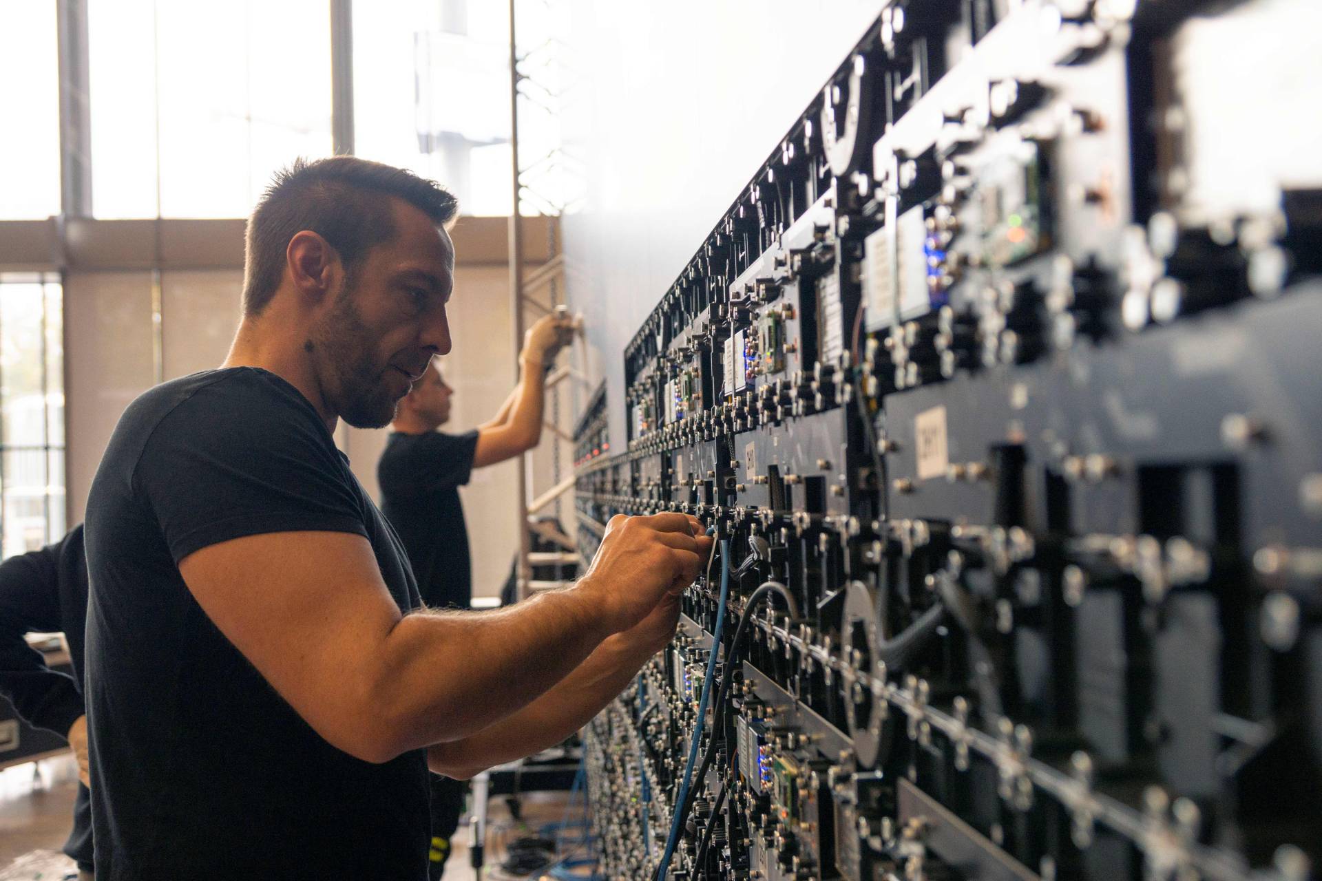 Wallerie Techniker Thomas Gutsche bei der Montage der 40 Quadratmeter gro&szlig;en LED-Fl&auml;che.