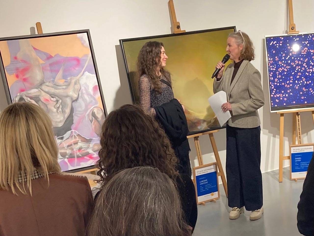 Natalie Istenich (links) im Gespr&auml;ch mit Monika Reindl (BHO/Kunst in K&uuml;rze). Foto: Stangl