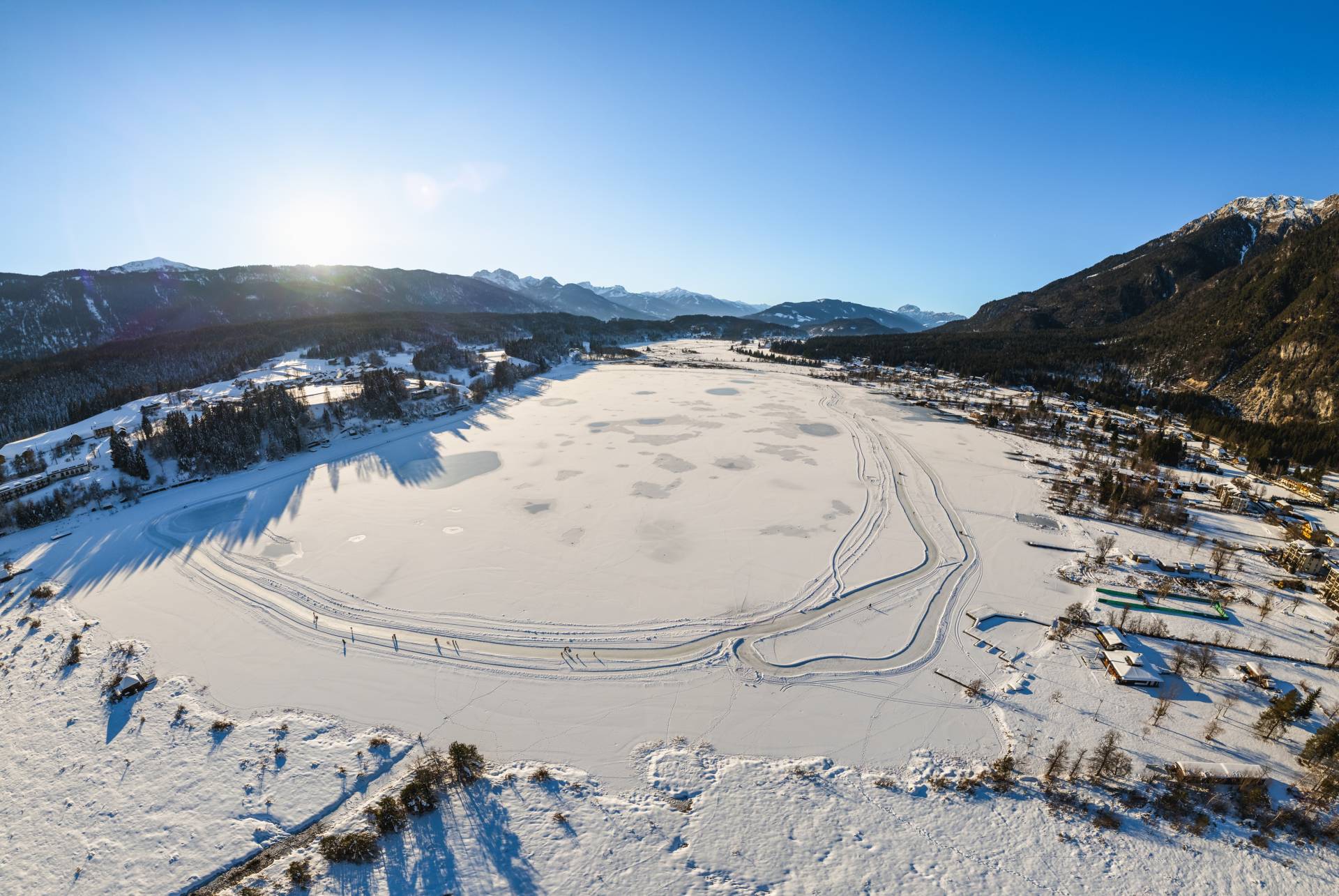 Eine 2 km lange Rundbahn wurde vom Eismeister freigemacht. Foto: NLW
