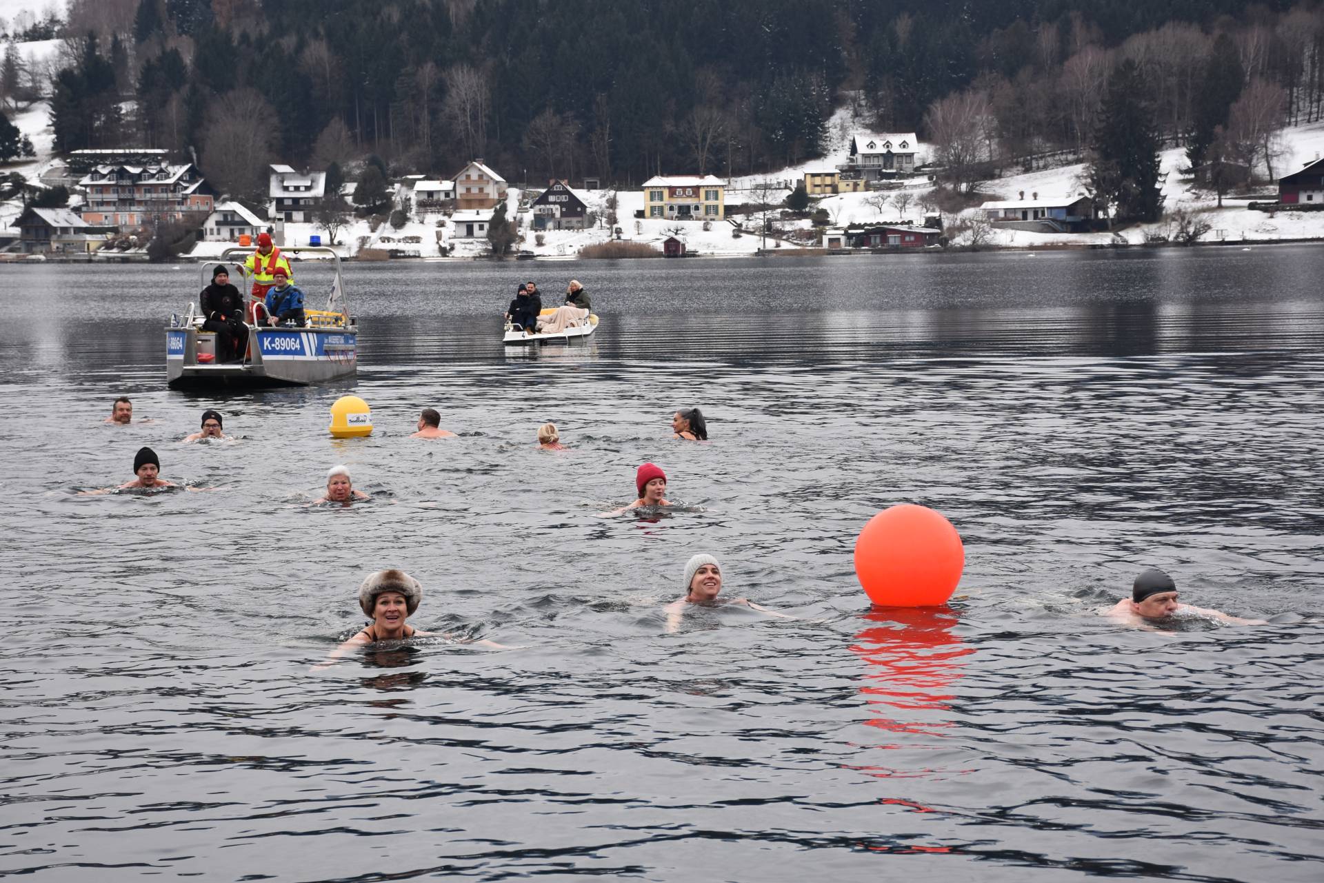 Bis zur Boje und wieder zur&uuml;ck hie&szlig; es f&uuml;r die rund 15 Schwimmerinnen und Schwimmer am Millst&auml;tter See.