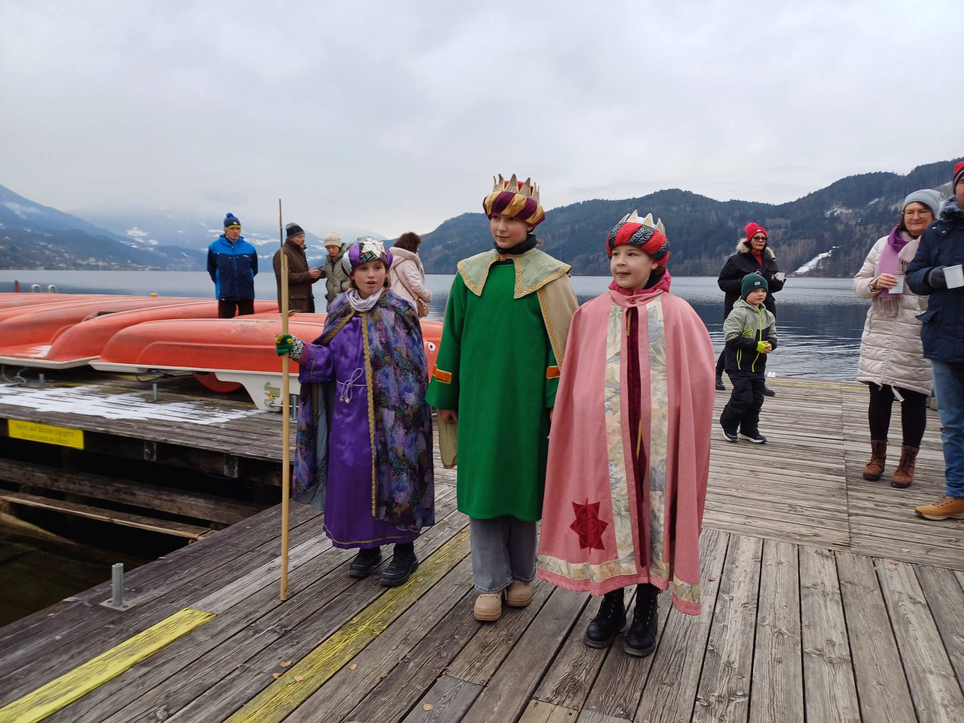Ein "St&auml;ndchen" brachten die Sternsinger am Dreik&ouml;nigstag.