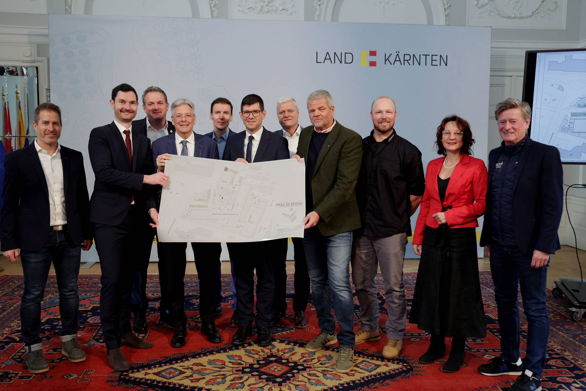 Peter Petscharnig (Obmann SSLK), LR Peter Reichmann, Bgm. Dieter M&ouml;rtl (Pr&auml;sident Landesskiverband), LH Peter Kaiser, Erich Huber (Direktor BORG Spittal), LH-Stv. Martin Gruber, Reinhold Pobaschnig (UA Kommunales Facility Management), LA Bgm. Gerhard K&ouml;fer, Alfred Hopfgartner (MS Spittal), Bildungsdirektorin Isabella Penz und Landessportdirektor Arno Arthofer.