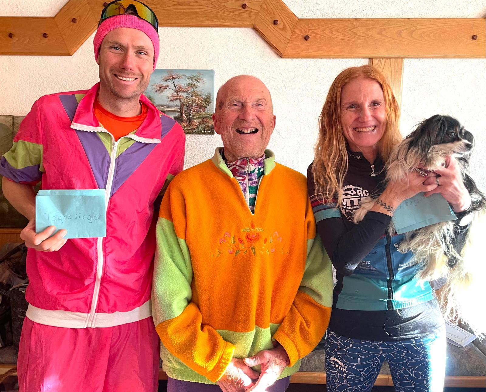 Die gro&szlig;e Troph&auml;e holten sich schlie&szlig;lich die &bdquo;Eiserne Lady&ldquo; Marlies Penker und Mathias Klocker (im Bild mit Hermann Lederer).