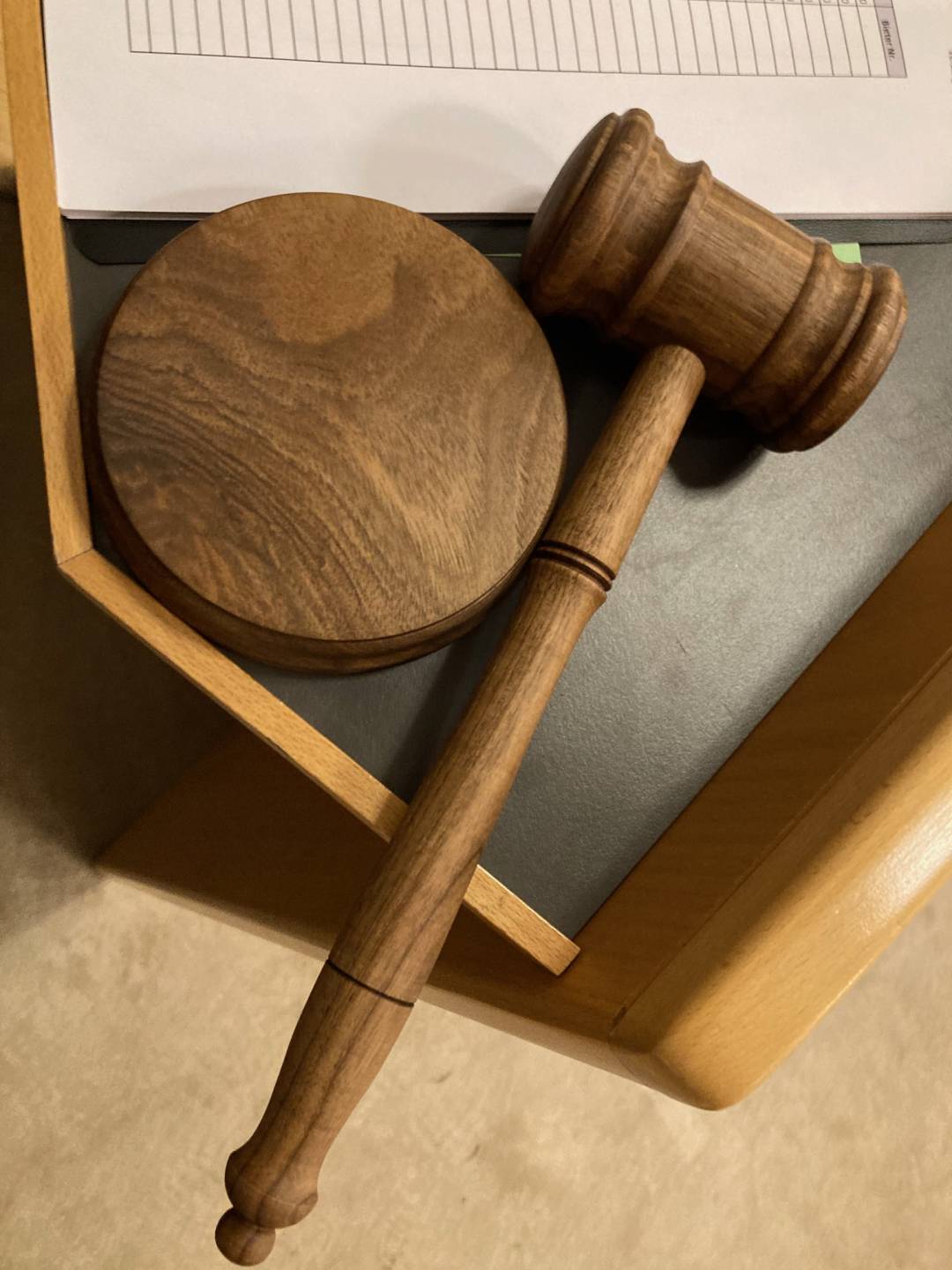 Den neuen Auktionshammer hat der Vater des Round-Table-Pr&auml;sidenten angefertigt. Foto: Stangl