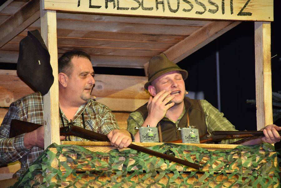 &bdquo;J&auml;gerlatein&ldquo; vom Feinsten lie&szlig;en Obereder und der diesj&auml;hrige Faschingsprinz Dominik Brandst&auml;tter auf das Spittaler Publikum los.