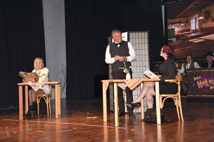 Was sich in einem feinen Lokal geh&ouml;rt, zeigte Kellner Georg Mathiesl, der sich mit den beiden Damen Michaela Sommeregger und Newcomerin Supantschitsch herumschlagen musste.