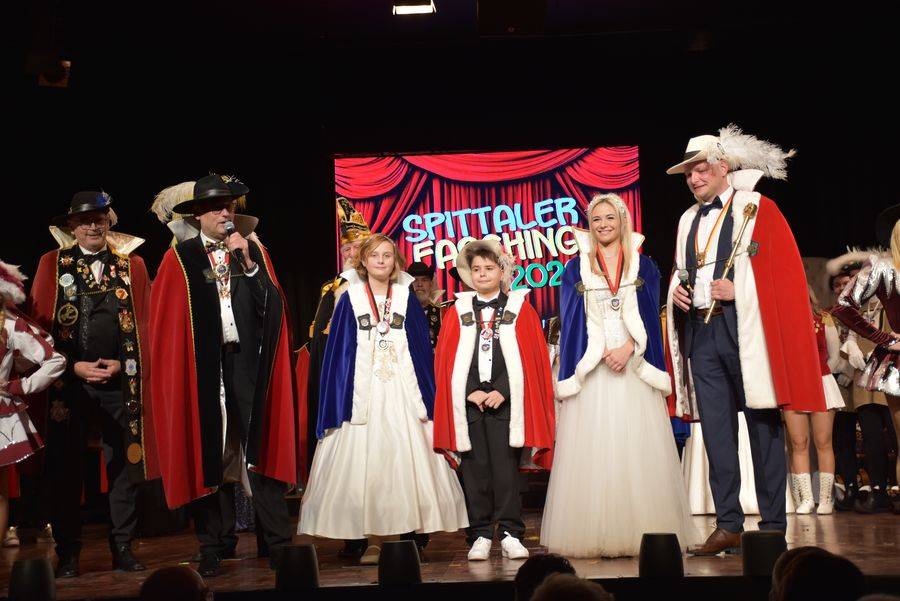 Kanzler Peter Schober mit dem Kinderprinzenpaar und seiner Tollit&auml;t, Prinz Schalkus LVII, Dominik Brandst&auml;tter und Ihrer Lieblichkeit, Prinzessin Jasmina I, Jasmina Skalic, sowie mit dem Kinderprinzenpaar Prinz Filius XXXIIII &ndash; Raffael Balukcic und Prinzessin Helena I &ndash; Helena Kempf