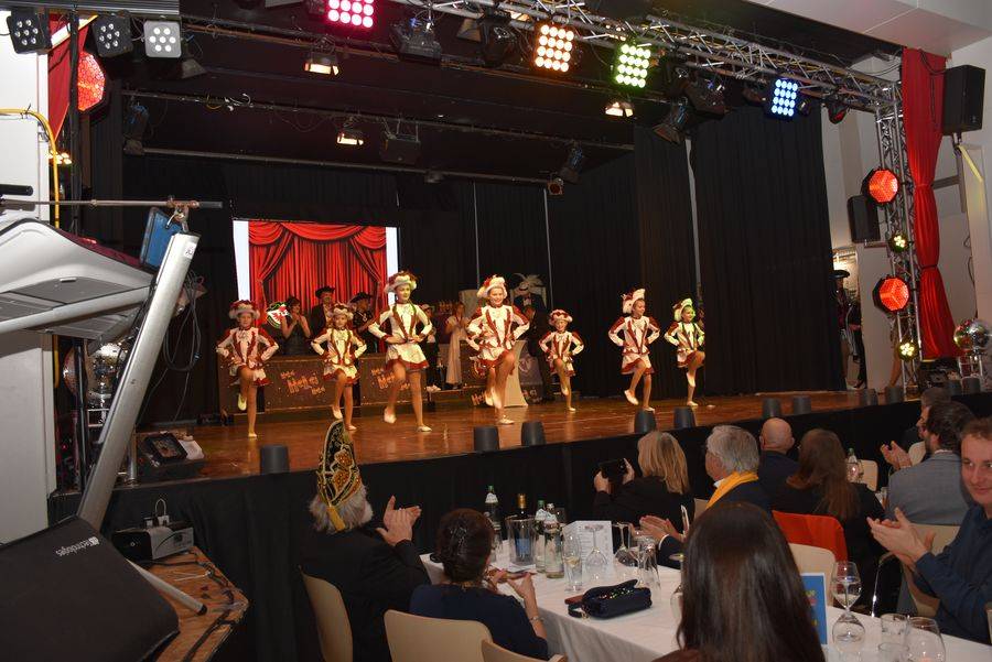 Ganz gro&szlig;e Nummer: Die Gardem&auml;dchen sorgten wieder f&uuml;r Begeisterung. Bei ihrer &bdquo;Zeitreise durch die Musik&ldquo; war alles auf den St&uuml;hlen.