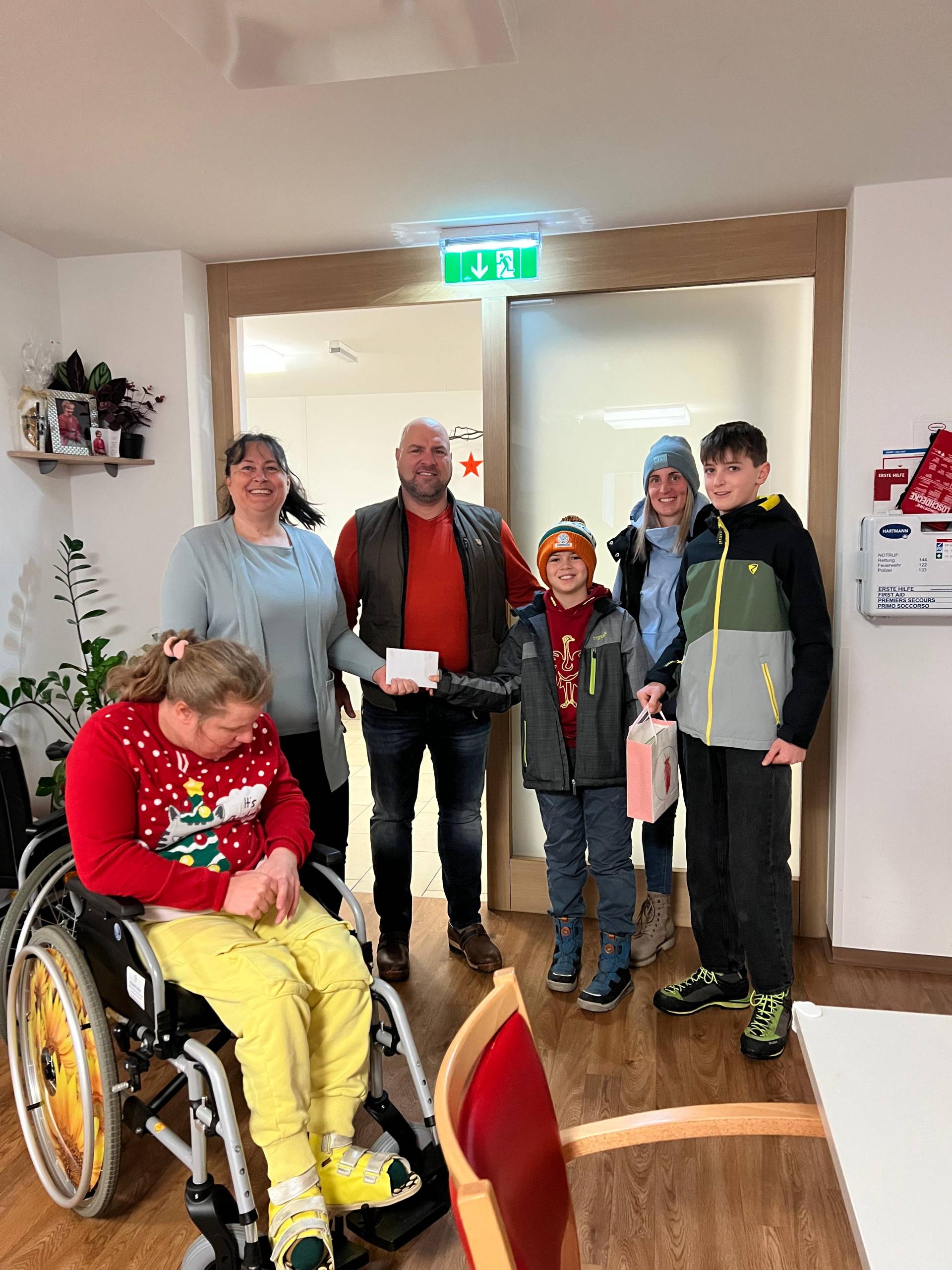 Hinten v. l.: Helga Grader, Andreas Jakobitsch mit seinem Sohn Andreas jun., Carina und Mathias K&uuml;hr. Vorne: Bewohnerin Niki Hauser.