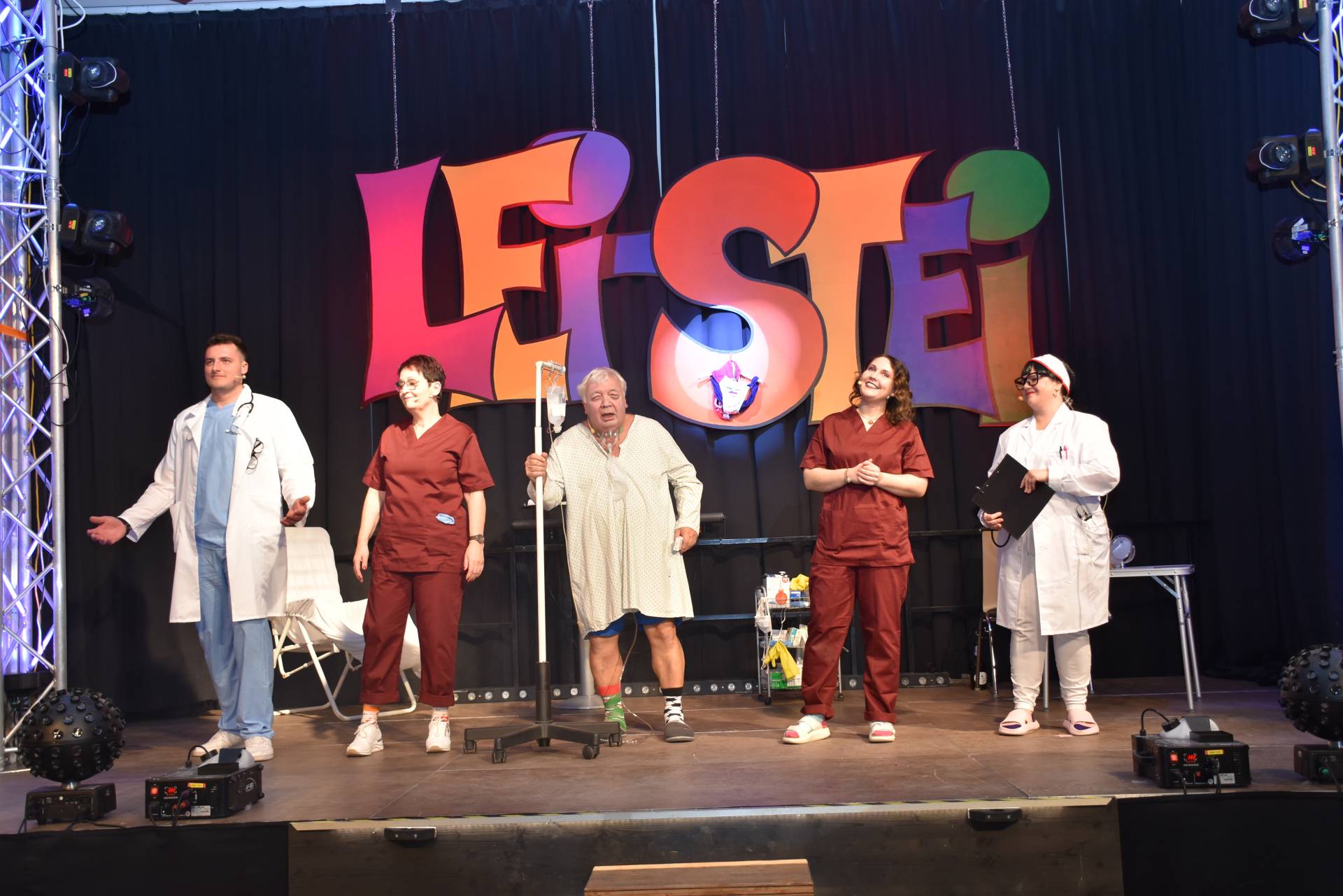 Patient Fritz Linko: &bdquo;I komm jetz in ein Alter, wo nur mehr die inneren Werte z&auml;hlen&ldquo;. &bdquo;Genau, Herr Fritz&ldquo;. Blutwerte, Nierenwerte, Leberwerte...&ldquo;