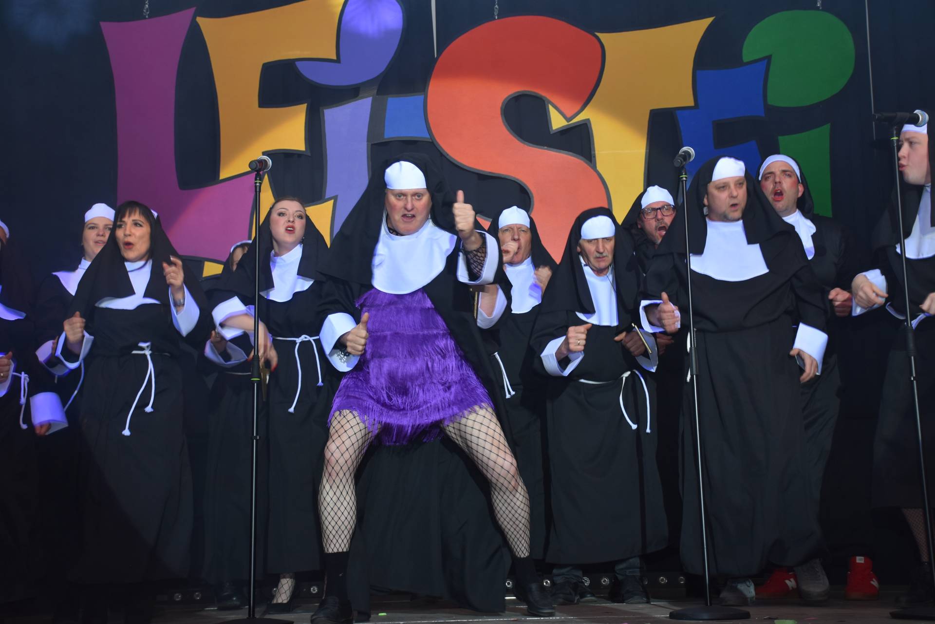 Der MGV Steinfeld holte sich diesmal Verst&auml;rkung von gesangsstarken Damen und lieferte mit den &bdquo;Himmelh&uuml;hnern&ldquo; eine ganz gro&szlig;e Show ab.